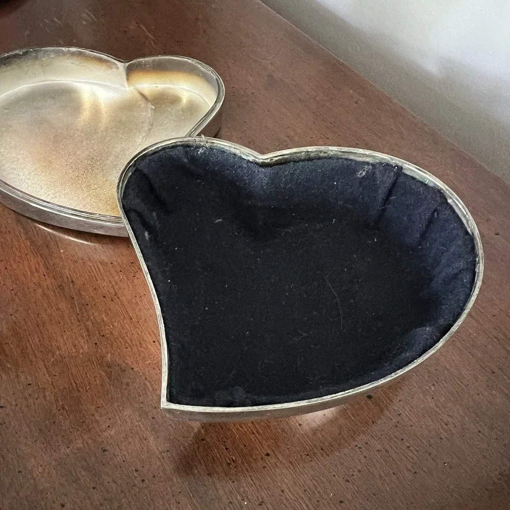 Vintage Chrome, Metal, Silvertone Heart-Shaped Jewelry‎ Trinket Box Lovely